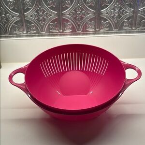 NEW Tupperware Thatsa Bowl Collander
